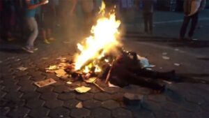 Turba lincha a un adulto mayor en Potosí acusado de asesinar a su esposa e hijo