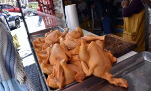 Sube el precio del pollo en Tarija y el sector avícola está en alerta