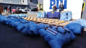 Megaoperativo en Chile: Cae boliviano con 861 kilos de droga, arma de guerra y Starlink