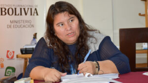 Directora de Educación llama “ladrón” a periodista en medio de polémica
