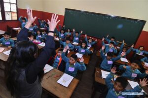 ¡Sin clases en todo el país! Maestros van al paro y presionan al gobierno