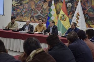 Gobierno y choferes instalan diálogo clave para frenar el paro