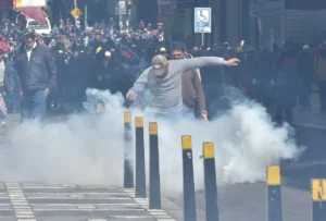 Tras horas de caos, marchistas se repliegan y vuelve la calma al centro paceño