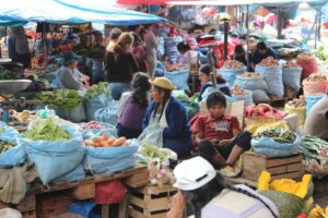 Desabastecimiento y alza de precios golpean a mercados de Tarija por bloqueos