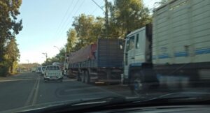 Tarija se llena de camiones y las filas por diésel se disparan en los surtidores