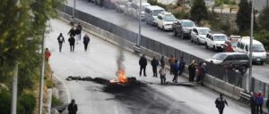 Bolivia amanece con 80 bloqueos y rutas clave cerradas