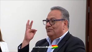 Rodrigo Paz posesiona a Ricardo Sanjinés como ministro de Educación