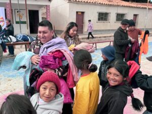 Gabriela Pacello lleva “Abrigo de Corazón” a comunidades de El Puente y beneficia a familias vulnerables