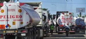 Reportan 1.200 cisternas con combustible retenidas por los bloqueos