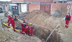 Rescatan a dos trabajadores sepultados en el barrio Los Cerezos; uno perdió la vida